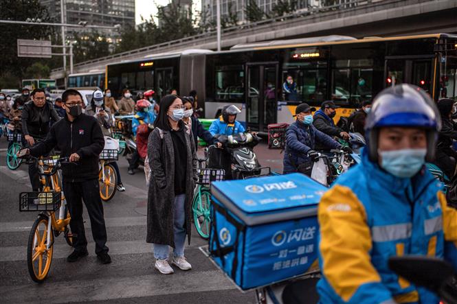 Người dân đeo khẩu trang phòng lây nhiễm Covid-19 tại Bắc Kinh, Trung Quốc, ngày 21-10-2020. Ảnh: AFP/ TTXVN