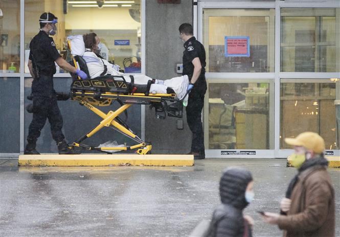 Chuyển bệnh nhân nhiễm Covid-19 tới bệnh viện ở Vancouver, British Columbia, Canada, ngày 24-11-2020. Ảnh: THX/TTXVN