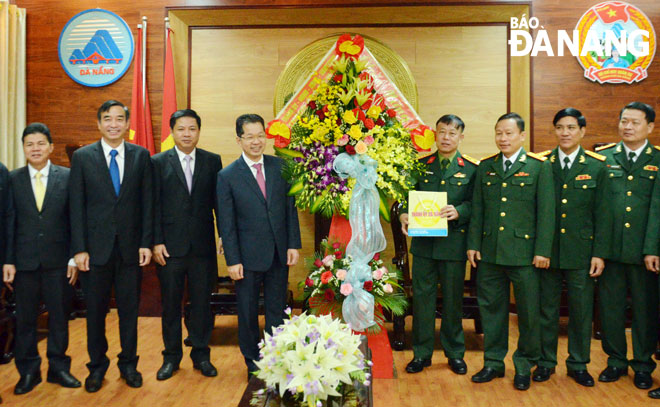 Bí thư Thành ủy Nguyễn Văn Quảng (thứ nhất bên trái) tặng hoa chúc mừng Bộ Chỉ huy Quân sự thành phố nhân kỷ niệm 76 năm Ngày thành lập Quân đội Nhân dân Việt Nam. Ảnh: NGỌC PHÚ