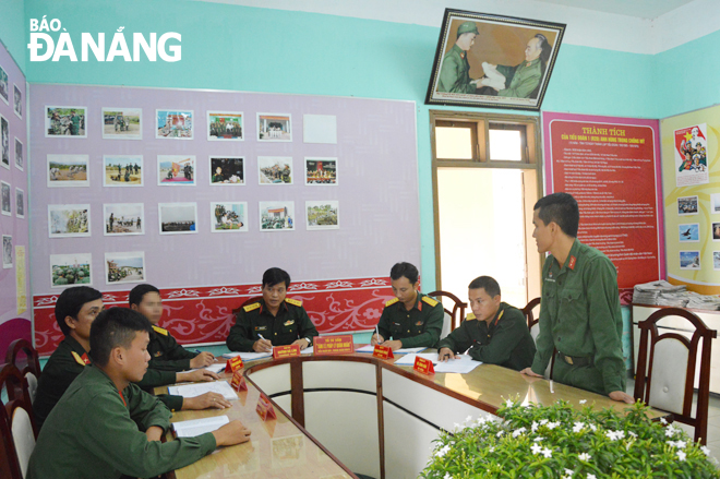 Cán bộ, chiến sĩ Tiểu đoàn 1, Trung đoàn 971 sinh hoạt tổ tư vấn pháp lý quân nhân tại phòng Hồ Chí Minh của đơn vị. Ảnh: CÁT TƯỜNG