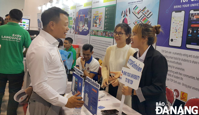 TOP Sinh viên tham gia triển lãm tại Ngày hội Khởi nghiệp đổi mới sáng tạo Việt Nam TECHFEST 2020, do Bộ Khoa học và Công nghệ tổ chức. Ảnh: khang ninh