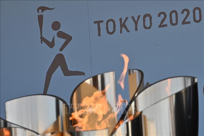 Biểu tượng ngọn đuốc Olympic Tokyo 2020 được trưng bày tại khu công viên thủy sinh Aquamarine Fukushima ở Iwaki, tỉnh Fukushima. Ảnh: AFP/TTXVN