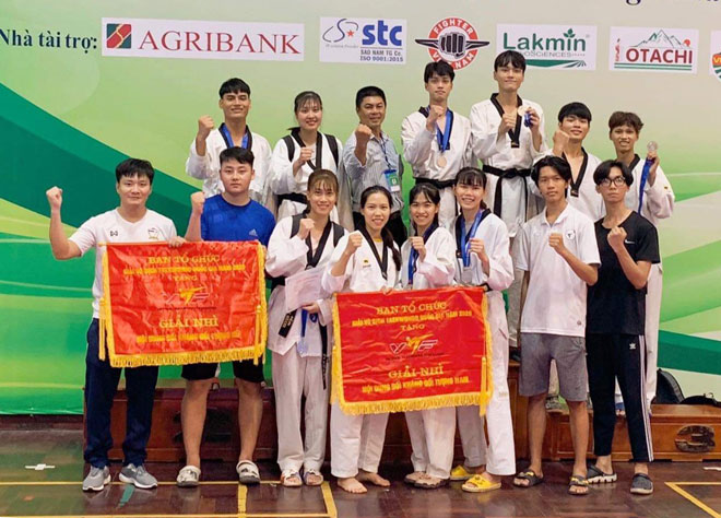 The Da Nang Taekwondo team expressing their joy as finishing second at the National Taekwondo Championship 2020 