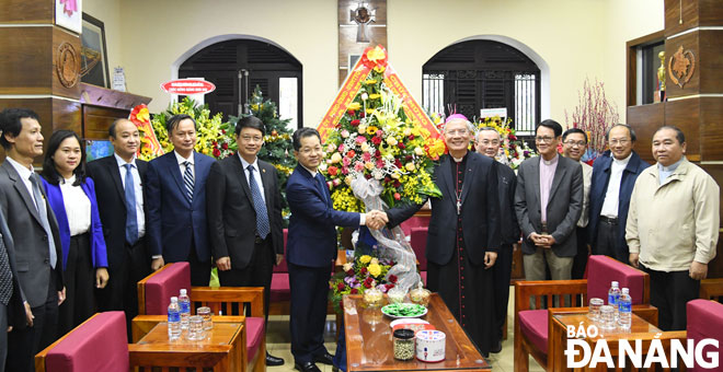 Bí thư Thành ủy Nguyễn Văn Quảng (thứ 6, trái sang) tặng hoa chúc mừng Giáng sinh 2020 tại Tòa Giám mục Giáo phận Đà Nẵng. Ảnh: ĐẶNG NỞ	