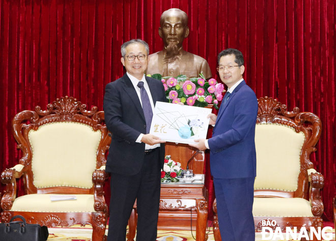 Bí thư Thành ủy Nguyễn Văn Quảng (phải) tặng quà lưu niệm cho Đại sứ Nhật Bản tại Việt Nam Yamada Takio.  Ảnh: TRỌNG HÙNG	
