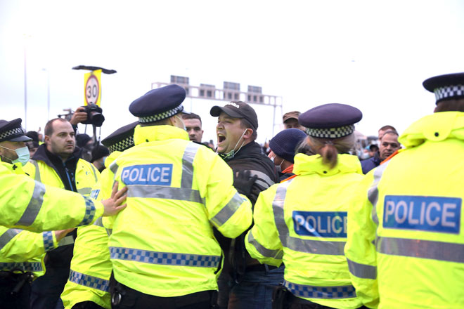 Các tài xế xe tải bị kẹt lại ở cảng Dover của Anh phản ứng tức giận với cảnh sát.  Ảnh: Getty Images