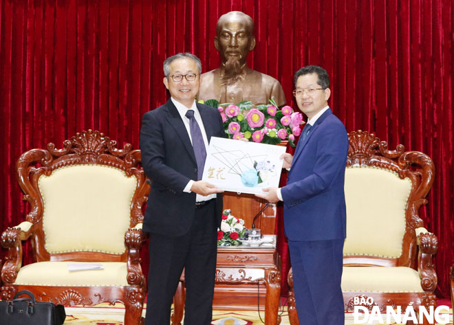 Da Nang Party Committee Secretary Nguyen Van Quang presenting a momento to Japanese Ambassador to Viet Nam Yamada Takio during their Wednesday meeting