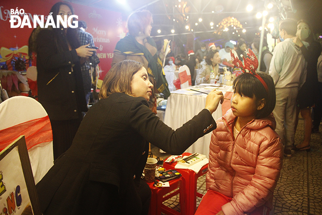 Locals and visitors joining face painting within the framework of the arts programme