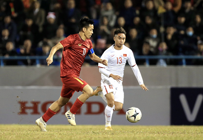 Văn Quyết (áo đỏ) sau 2 năm trở lại đội hình Đội tuyển Việt Nam đã góp 1 bàn thắng trong trận giao hữu. Ảnh: VFF