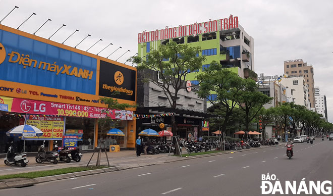 Tuyến đường Nguyễn Văn Linh, quận Hải Châu phát triển mạnh về dịch vụ thương mại và giải trí. Ảnh: KHÁNH HÒA
