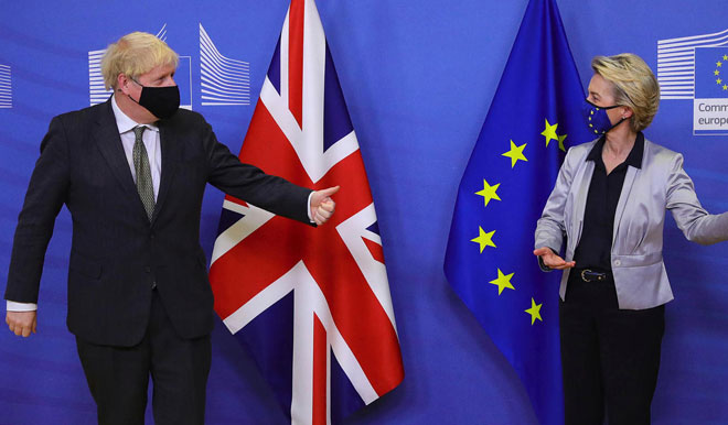 Thủ tướng Anh Boris Johnson (trái) và Chủ tịch Ủy ban châu Âu Ursula von der Leyen đã tìm cách thu hẹp bất đồng giữa London và EU. Ảnh: PA	