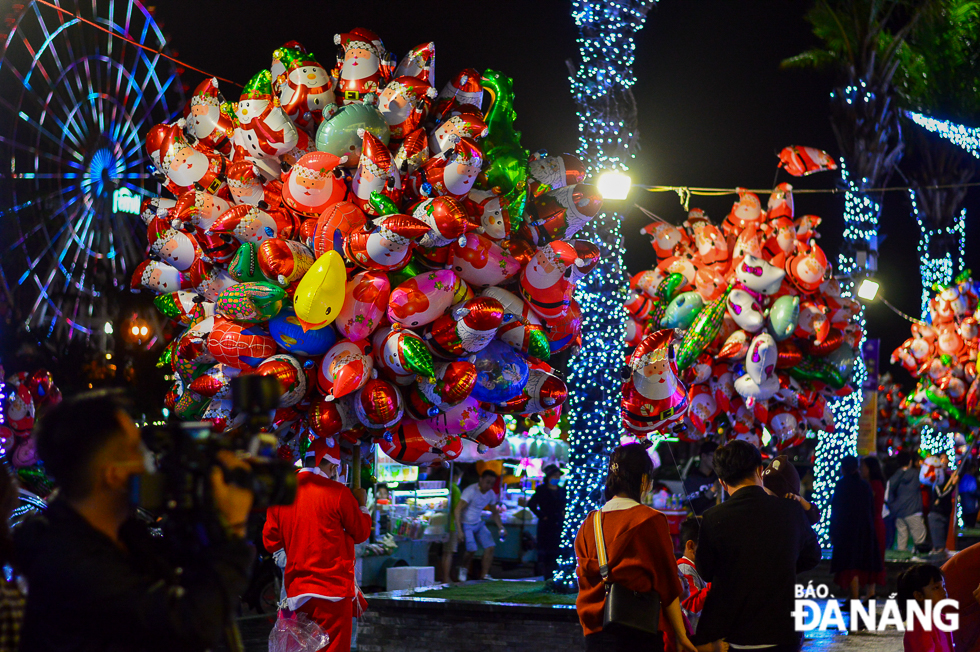 Eye-catching Santa Clauses-shaped balloons making the Christmas celebrations more highly enticing and colourful