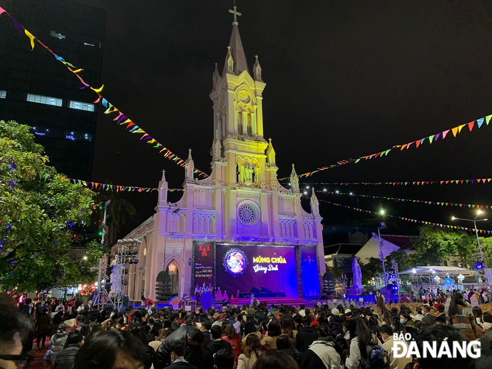 Crowds packing at the splendidly –embellished Da Nang Cathedral on Christmas Eve