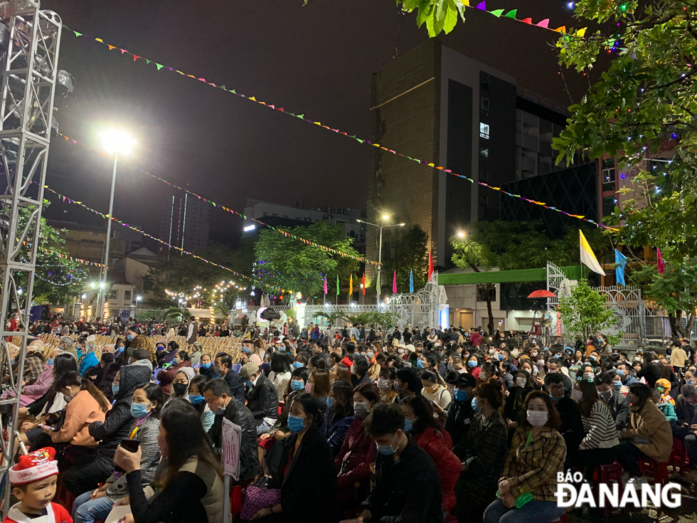 The Da Nang Cathedral filled with large numbers of local Catholic followers who eagerly enjoyed ‘the most wonderful time of year.’