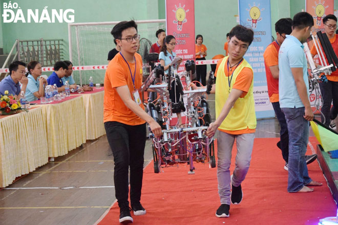 Nguyễn Quang Hiếu (phải) cùng đồng đội trong một cuộc thi Robocon. Ảnh: T.L