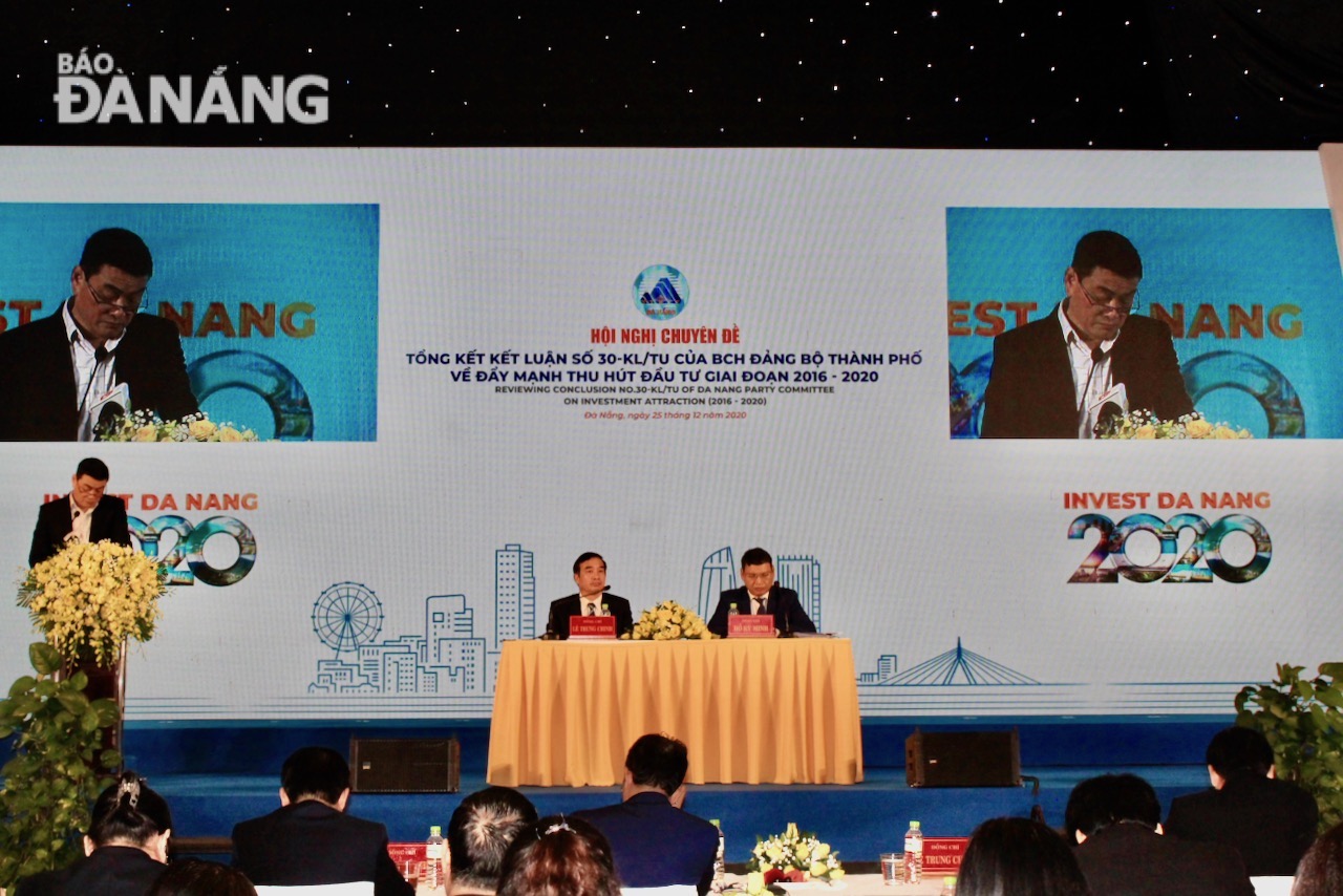  Municipal People’s Committee Chairman Le Trung Chinh and People's Committee Vice Chairman  Ho Ky Minh co-chairing a discussion on suggestions and recommendations to help Da Nang attarct more domestic and FDI businesses