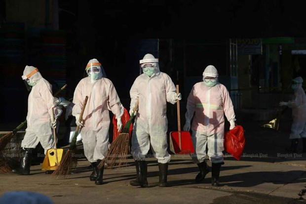 Workers continue to clean the Central Shrimp Market in Samut Sakhon province, which has been declared a red zone, for maximum COVID-19 control (Photo:https://www.bangkokpost.com/)