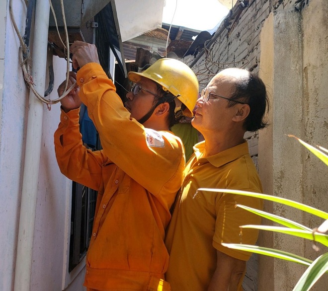Công nhân Điện lực kiểm tra nguyên nhân khiến sản lượng điện tăng cao bất thường tại hộ gia đình khách hàng P.Đ.Danh (quận Thanh Khê).