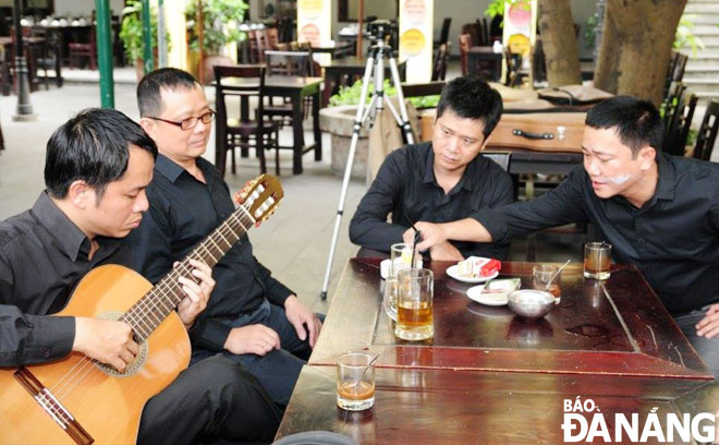 Nhóm thành viên CLB Guitar cổ điển Đà Nẵng tích cực luyện tập trước ngày biểu diễn để mang đến cho khán giả những tiết mục nghệ thuật chất lượng. Ảnh: T.Y