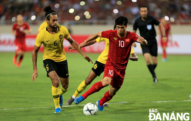 Những diễn biến phức tạp của dịch bệnh khiến trận đấu lượt về vòng loại World Cup 2022 giữa Việt Nam (áo đỏ) và Malaysia đang gặp nhiều trở ngại. Ảnh: ĐỨC CƯỜNG