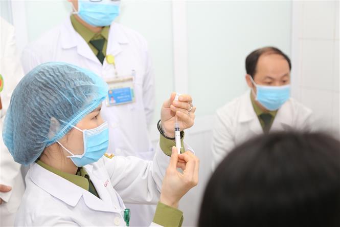 Bác sĩ chuẩn bị tiêm mũi vaccine ngừa COVID-19 Nano Covax nhóm liều 50mcg cho tình nguyện viên. 