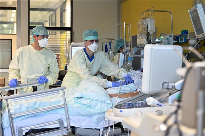 Điều trị cho bệnh nhân COVID-19 tại bệnh viện ở Aachen, miền Tây Đức ngày 10/11/2020. Ảnh: AFP/TTXVN