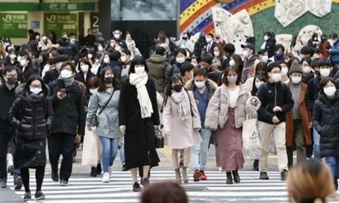 Người dân đeo khẩu trang phòng dịch COVID-19 tại Tokyo, Nhật Bản ngày 24/12/2020. Ảnh: Kyodo/TTXVN