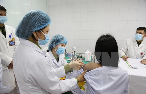 One of the three first volunteers receiving first shots of 50mcg dose of Covid-19 vaccine (Photo: VNA)