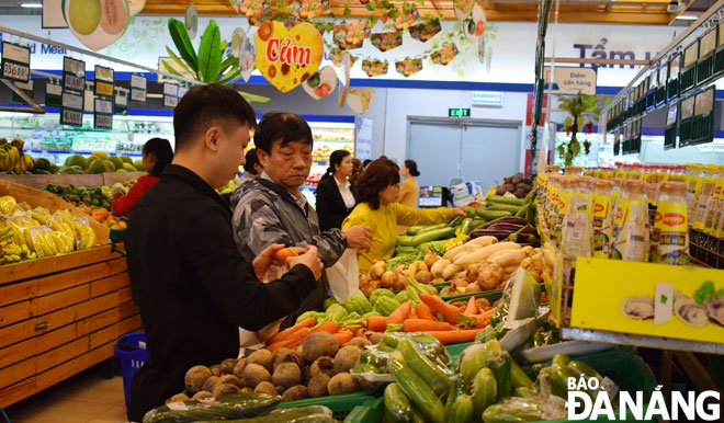 Người dân mua sắm tại siêu thị Co.opmart Đà Nẵng. Ảnh: KHÁNH HÒA