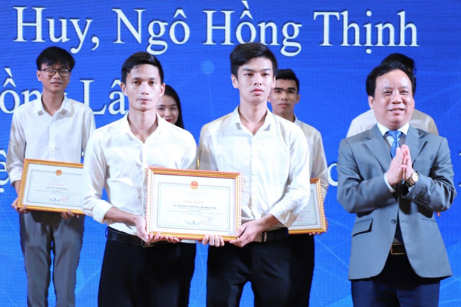 PGS.TS Nguyễn Ngọc Vũ (bìa phải) trao tặng Giải thưởng “Sinh viên nghiên cứu khoa học” của Đại học Đà Nẵng trong tháng 12-2020. Ảnh: ĐHĐN.