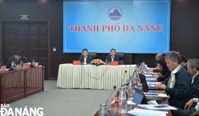 Tại đầu cầu Đà Nẵng Bí thư Thành ủy Đà Nẵng Nguyễn Văn Quảng và Phó Bí thư Thành ủy, Chủ tịch UBND thành phố Lê Trung Chinh đồng chủ trì. Ảnh: THU HÀ - MAI QUẾ.