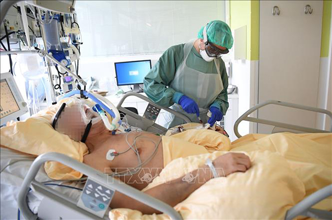 Nhân viên y tế điều trị cho bệnh nhân mắc Covid-19 tại một bệnh viện ở Vienna, Áo ngày 27-11. Ảnh: AFP/TTXVN