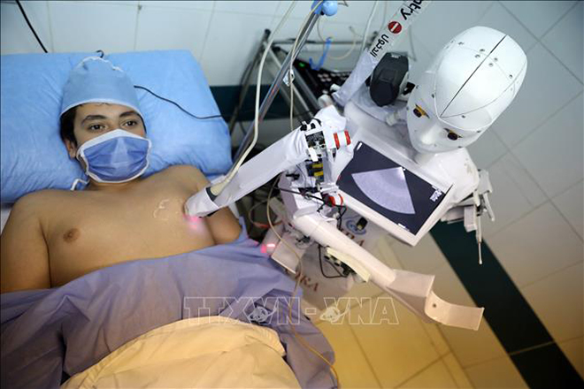 Robot khám bệnh cho bệnh nhân tại một bệnh viện ở Tanta, bắc Cairo, Ai Cập ngày 3-12. Ảnh: THX/TTXVN