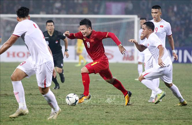 Tiền vệ đội tuyển Quốc gia Quang Hải lập được siêu phẩm giữa vòng vây của các cầu thủ U22. Ảnh: Trung Kiên/TTXVN