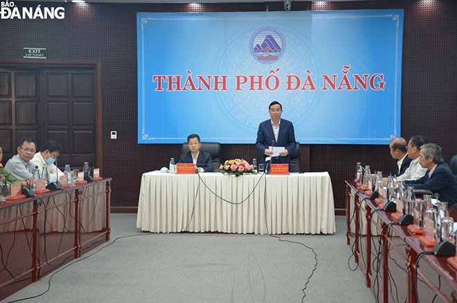 Chủ tịch UBND thành phố Lê Trung Chinh phát biểu tại điểm cầu Đà Nẵng với hội nghị trực tuyến 