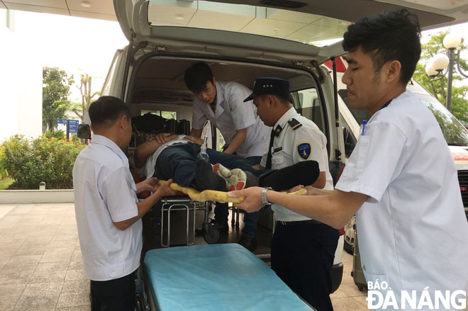 Nhân viên Trạm Cấp cứu Hải Châu chuyển bệnh nhân nguy kịch đến Bệnh viện Đà Nẵng điều trị. Ảnh: PHAN CHUNG	