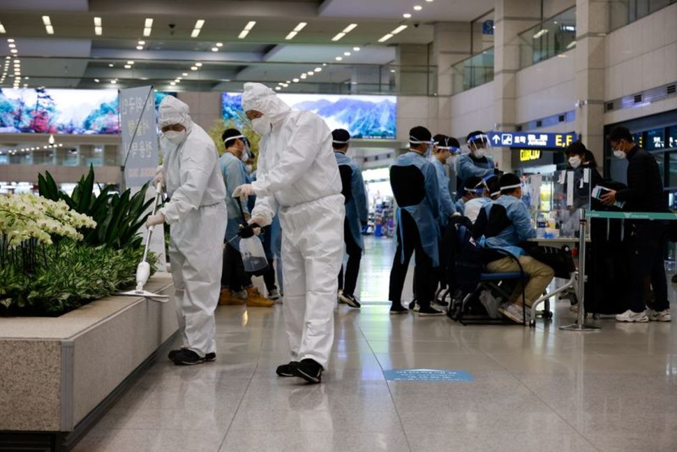 Các biện pháp phòng, chống dịch và kiểm tra thông tin hành khách đến sân bay quốc tế Incheon (Hàn Quốc) được thực hiện nghiêm ngặt. Ảnh: Reuters	