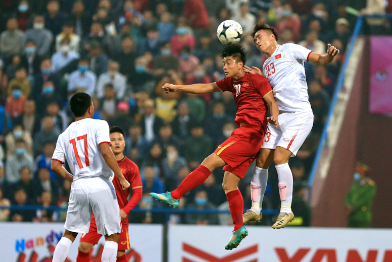 Nếu đội tuyển U22 Việt Nam (áo trắng) cho thấy sự tiến bộ rõ nét thì các cầu thủ đội tuyển Việt Nam (áo đỏ) vẫn chưa thể mang lại sự yên tâm cho HLV Park Hang-seo lẫn người hâm mộ. Ảnh: VFF