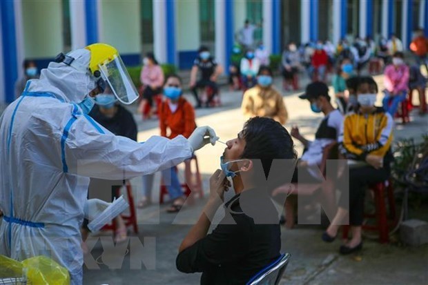 A health worker is taking samples for Covid-19 testing (Photo: VNA)