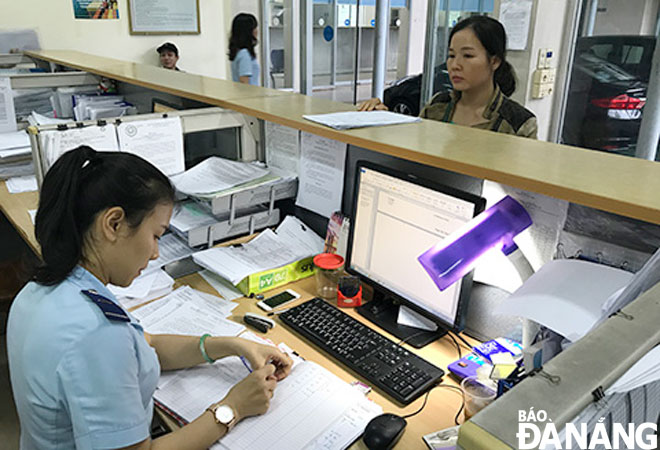  Representatives of local enterprises conducting compulsory customs procedures at the Da Nang Port chapter of the Da Nang Customs Department