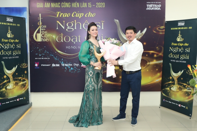 Ông Lê Xuân Thành - Tổng biên tập Báo Thể thao và Văn hóa (TTXVN), Trưởng BTC Giải Âm nhạc Cống hiến lần 15-2020 trao giải Chương trình của năm cho nghệ sĩ Tân Nhàn.