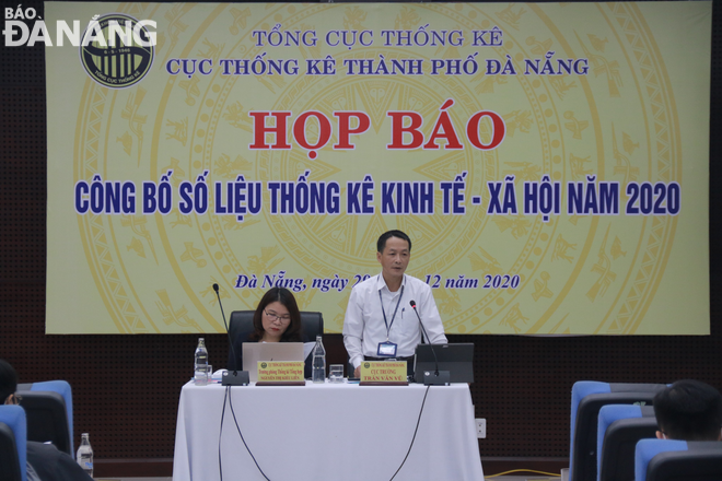 Director of the Da Nang Statistics Bureau Tran Van Vu release the report on Da Nang’s economic performances this year