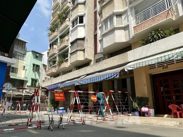 The Medical Centre of HCM City’s District 8 on December 28 said it had quarantined 13 people that had close contact with a suspected COVID-19 case, while closing two locations the man had visited. (Photo: VNA)