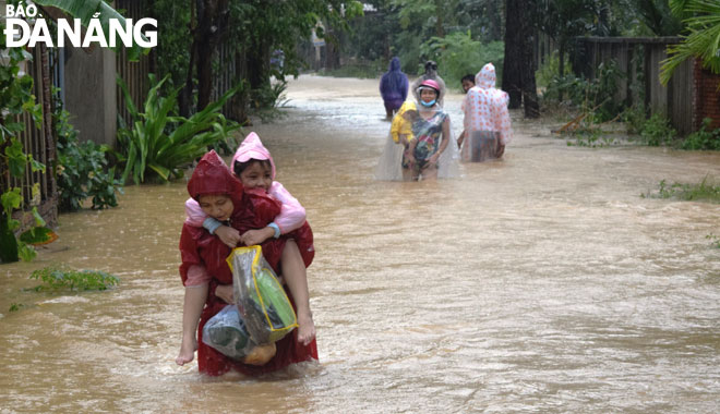 Các đơn vị cần có giải pháp hợp lý hơn trong vận hành xả lũ các hồ thủy điện ở thượng lưu sông Vu Gia - Thu Bồn. Trong ảnh: Khu vực thôn La Bông, xã Hòa Tiến bị ngập sâu 9 lần chỉ trong vòng 2 tháng cuối năm 2020. Ảnh: HOÀNG HIỆP