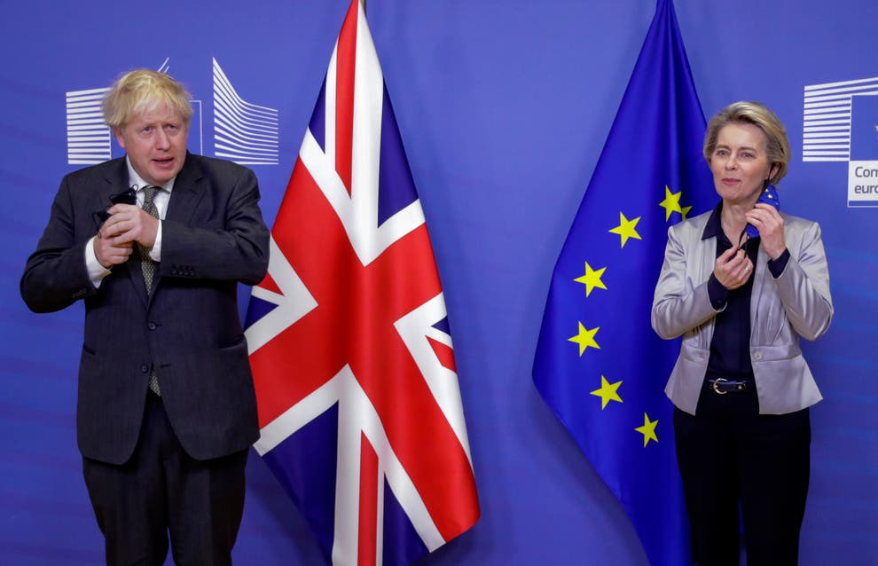 Thủ tướng Anh Boris Johnson (trái) và Chủ tịch Ủy ban châu Âu (EC) Ursula von der Leyen trong cuộc gặp tại Brussels (Bỉ) ngày 9-12-2020. Ảnh: AP