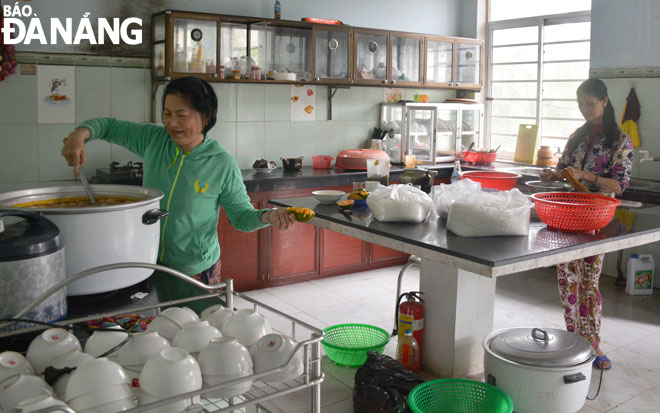 Cấp dưỡng của Trung tâm Bảo trợ nạn nhân chất độc da cam và Trẻ em bất hạnh thành phố Đà Nẵng chuẩn bị bữa ăn trưa cho trẻ tại trung tâm. Ảnh: LÊ VĂN THƠM	