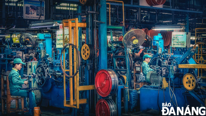 The bank interest rate reduction aims to support businesses at year-end when the demand for capital increases. In the photo are workers at the Da Nang Rubber JSC.