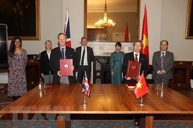 Vietnamese Ambassador to the UK Tran Ngoc An and UK Ambassador to Vietnam Gareth Edward Ward sign UKVFTA (Source: VNA)