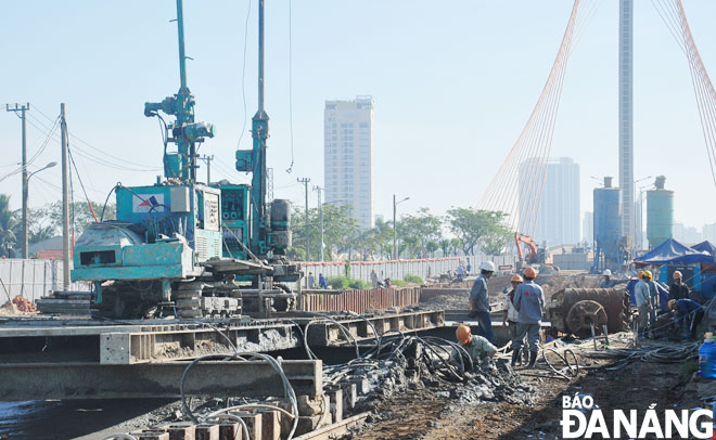 Thi công hầm chui và đường dẫn hai bên cầu của dự án cải tạo cụm nút giao thông phía tây cầu Trần Thị Lý. Ảnh: THÀNH LÂN