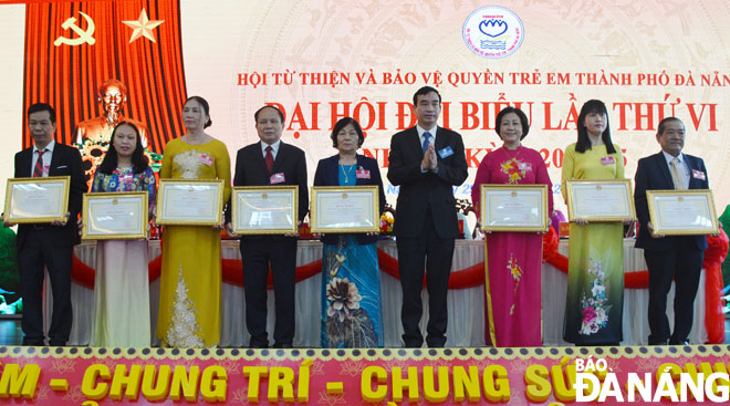 Chủ tịch UBND thành phố Lê Trung Chinh  (thứ tư, phải sang) tặng bằng khen cho các tập thể.  Ảnh: LÊ VĂN THƠM	